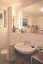 Badezimmer mit Fenster - 