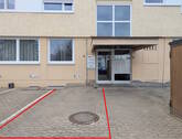 Hauseingang mit Stellplatz Nr. 4 im Sondernutzungsrecht - 