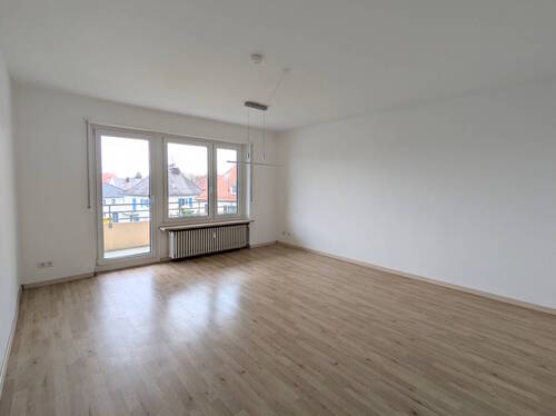 Wohnen mit Balkonzugang - Zentral in Günzburg: 3 Zimmer-Wohnung mit Balkon und Pkw-Stellplatz