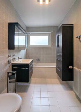 Tageslicht-Badezimmer mit Badewanne - 