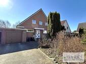 Vorderansicht mit Garagenzufahrt - 