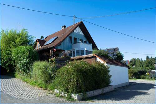 Titelbild - Attraktives Generationshaus mit zwei großen Garagen und schöner Fernsicht, in ruhiger Ortsrandlage!