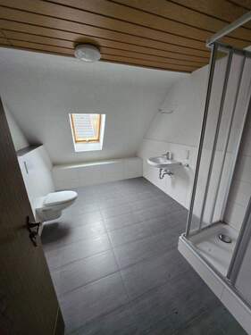 DG: Bad - 1 Zimmer Mehrfamilienhaus, Wohnhaus in Quierschied