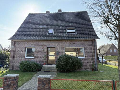 Außenansicht - IMMOBILIEN GUMNIOR präsentiert: Sanierungsbedürftiges Ein-Zweifamilienhaus in ruhiger Lage