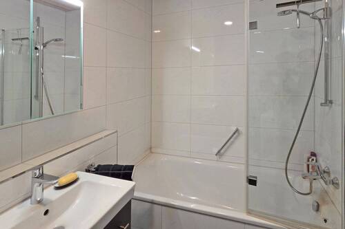 Badezimmer mit Duschwanne - 