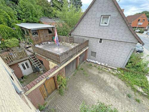 Ansicht Doppelgarage mit Freisitz, Stellplätzen und Innenhof - 