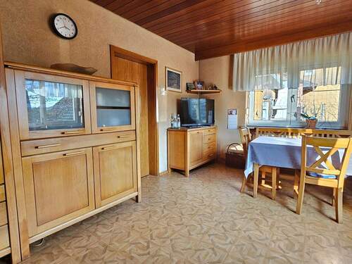 Wohnzimmer - 5 Zimmer Mehrfamilienhaus, Wohnhaus zum Kaufen in Sonnefeld