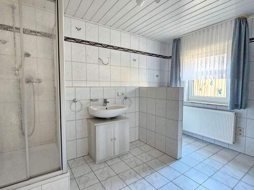 Badezimmer - 5 Zimmer Mehrfamilienhaus, Wohnhaus in Sonnefeld