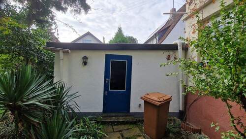 Gartenhaus mit blauer Tür - 