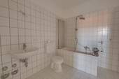 Badezimmer - Etagenwohnung mit 77,00 m² in Kitzingen zur Miete
