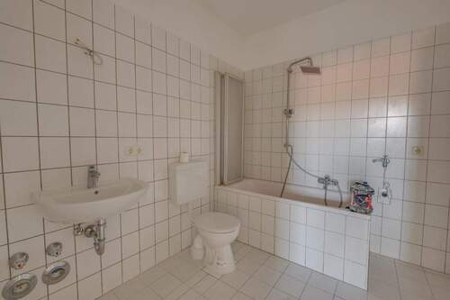 Badezimmer - Etagenwohnung mit 77,00 m² in Kitzingen zur Miete