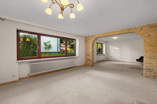 und großer Fensterfront - 