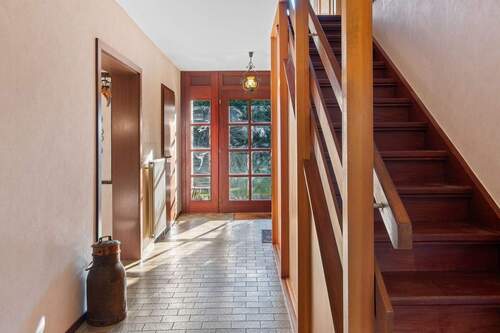 Über eine massive Holztreppe - 