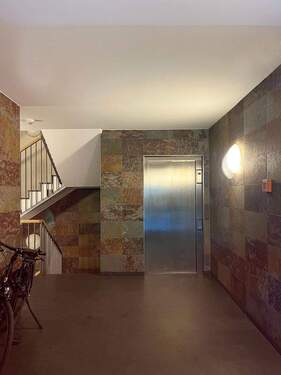Treppenhaus und Fahrstuhl - 