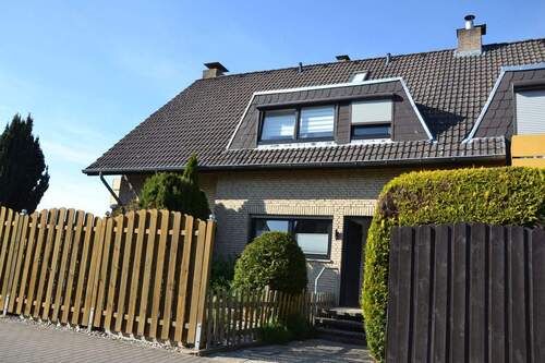 Strassenansicht - Doppelhaushälfte mit 150,00 m² in Barsinghausen zum Kaufen