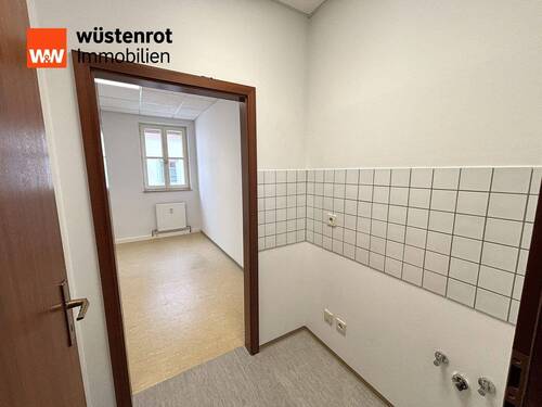 Teeküche, mit dahinterliegenden Büroraum - 