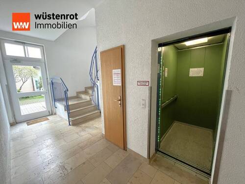 Treppenhaus, mit Personenlift - 