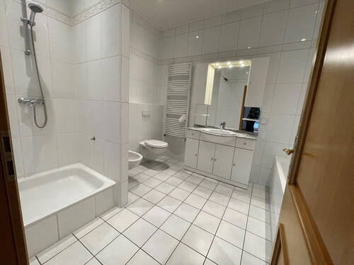 1. Bad mit Dusche u. Wanne - 