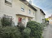 Frontansicht - Helles Reihenmittelhaus mit studioähnlicher Dachgeschosswohnung - ideal für Familien!