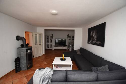Wohnzimmer mit Specksteinofen - Einfamilienhaus mit 148,00 m&sup2; in Rellingen zur Miete