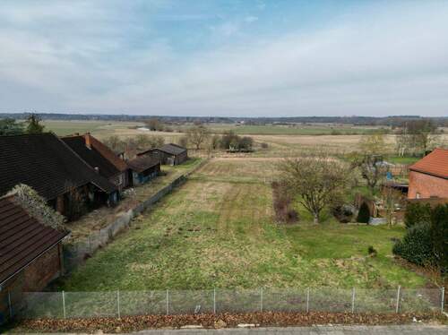 Luftbild - Großes Grundstück mit tollem Leine-Blick in Suttorf - ideal für den Traum vom Einfamilienhaus