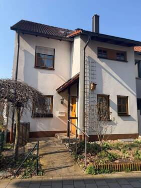 Hausansicht - Gepflegtes REH in Bestlage in Herzogenaurach Lohhof