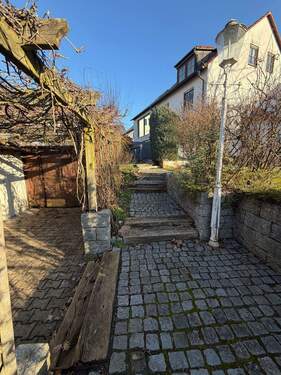 Schuppen und Weg zum Haus - 