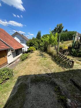 Blick vom Garten - Familienidyll mit Platz & Potenzial - Freistehendes Ein- bis Zweifamilienhaus mit Garten, Garage in Elversberg