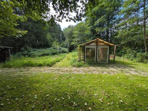 Hobbygrundstück mit Treibhaus und Teichlandschaft - 