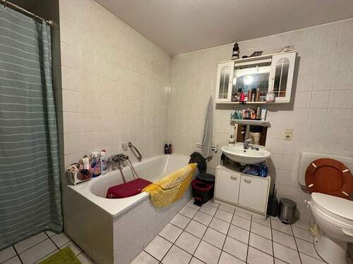 Badezimmer mit Wanne und Dusche Whg 1 - 