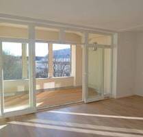 Exklusives Investment: Modernisiert in 2015 !! 3-Räume mit Loggia und TG-Stellplatz im 