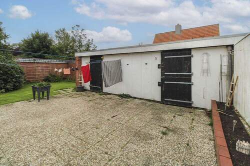 Hof mit Garage und Schuppen - 