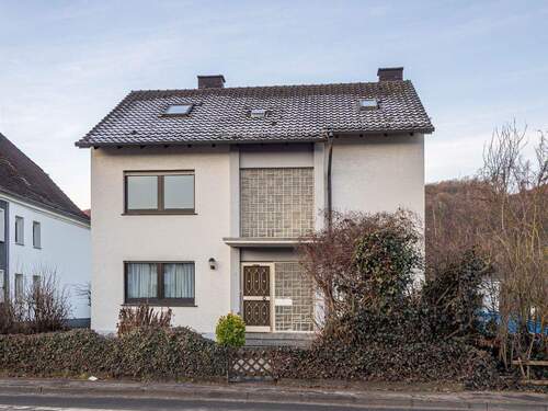 Ansicht - Wohnen mit viel Platz: Zweifamilienhaus mit großem Garten in Müschede!