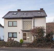 Wohnen mit viel Platz: Zweifamilienhaus mit großem Garten in Müschede! - Arnsberg / Müschede