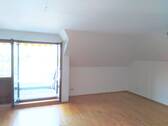 Wohnzimmer mit Balkon - 3 Zimmer Etagenwohnung zur Miete in Bad Boll