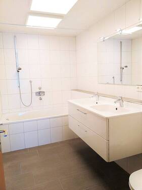 Bad mit Doppelwaschtisch & WC - 