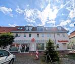 Hausansicht (2) - Moderne 2-Raum-DG-Wohnung mit Wanne, Keller & Stellplatz vor der Tür