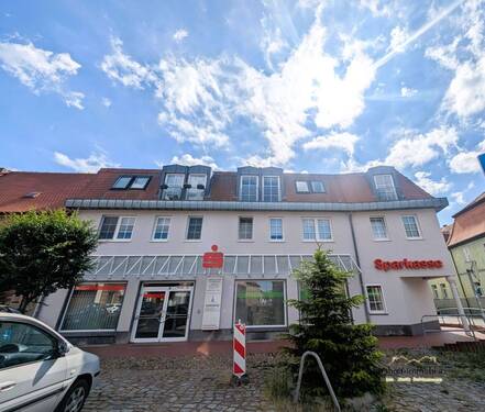 Hausansicht (2) - Moderne 2-Raum-DG-Wohnung mit Wanne, Keller & Stellplatz vor der Tür