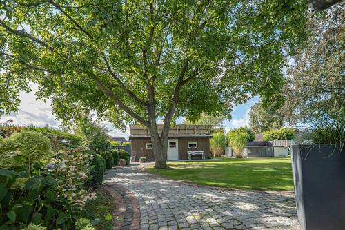 Doppelgarage Rückansicht - 8 Zimmer Mehrfamilienhaus, Wohnhaus zum Kaufen in Freiburg