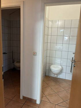 Zwei Toiletten - 