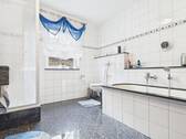 Badezimmer mit Dusche+Wanne - Top Eigentumswohnung in Attendorn - Gekommen um zu bleiben !
