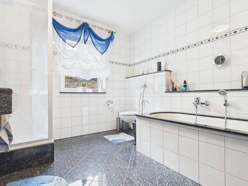 Badezimmer mit Dusche+Wanne - Top Eigentumswohnung in Attendorn - Gekommen um zu bleiben !
