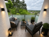 Große Südwestloggia mit neuem Milchglasgeländer - Freie und helle 3-Zimmer-Wohnung mit 2 Gartenanteilen, großer Terrasse & toller Südwestloggia, ca. 92,6 qm im EG