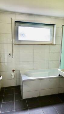 Tageslicht-Bad mit Waschmaschinenanschluss - 