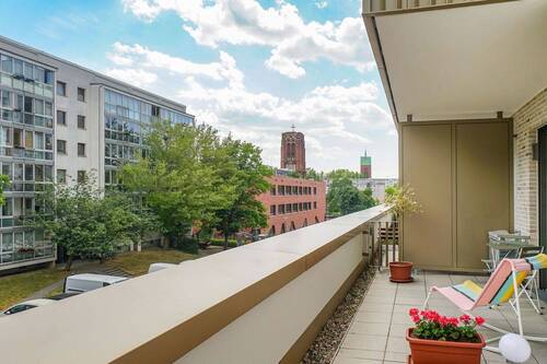 Terrasse - Möbliert: Modernes Apartment mit begrünter Sonnenterrasse nahe Volkspark Friedrichshain