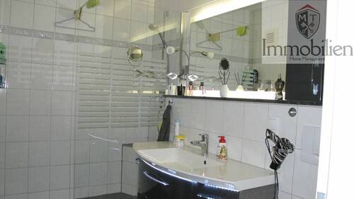 Bad mit begehbarer Dusche aus 2018 - 