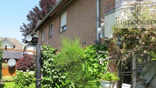 Hausseitenansicht mit eigenem Garten - 3 Zi. - Erdgeschosswohnung mit Garten & 2 Stellplätzen in Sankt Augustin