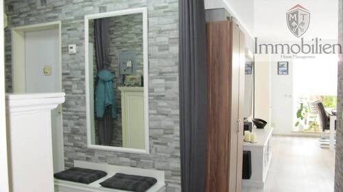 Flur mit Blick in das Wohnzimmer - 