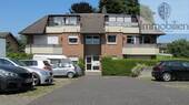 Hausvorderansicht mit 2 Parkplätzen unten links - 