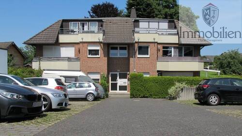 Hausvorderansicht mit 2 Parkplätzen unten links - 